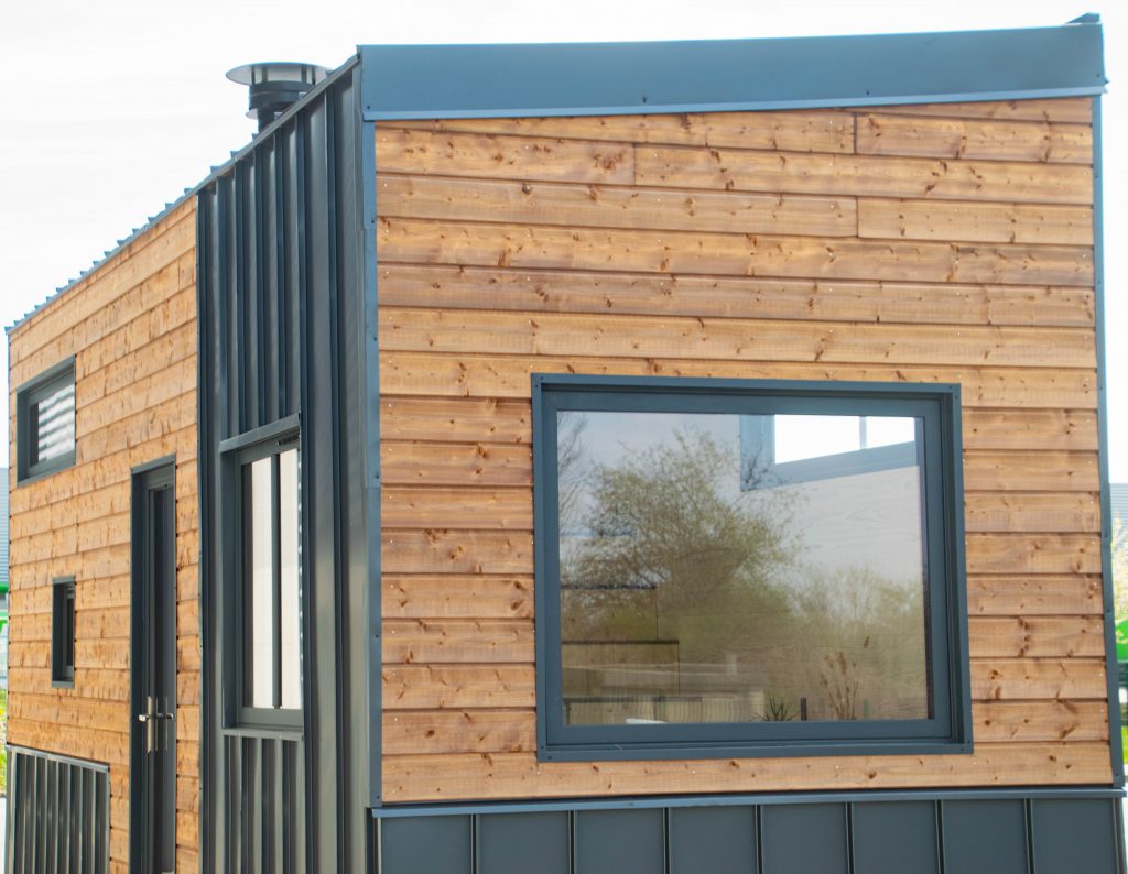 tiny house 15m2 la Odette avec bardage bois aluminium et cheminée de toit