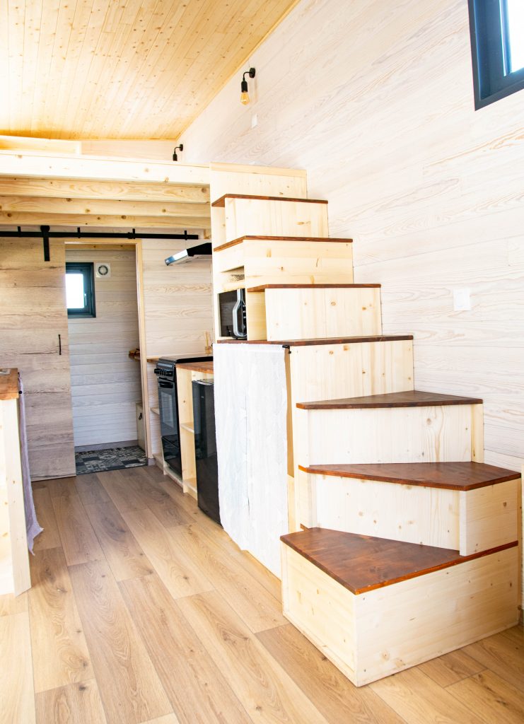 une tiny house optimisée avec un escalier comportant de nombreux rangements