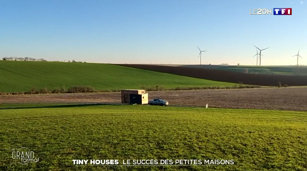 reportage tiny house : le transport d'une tiny house de French Craft sur une route de campagne