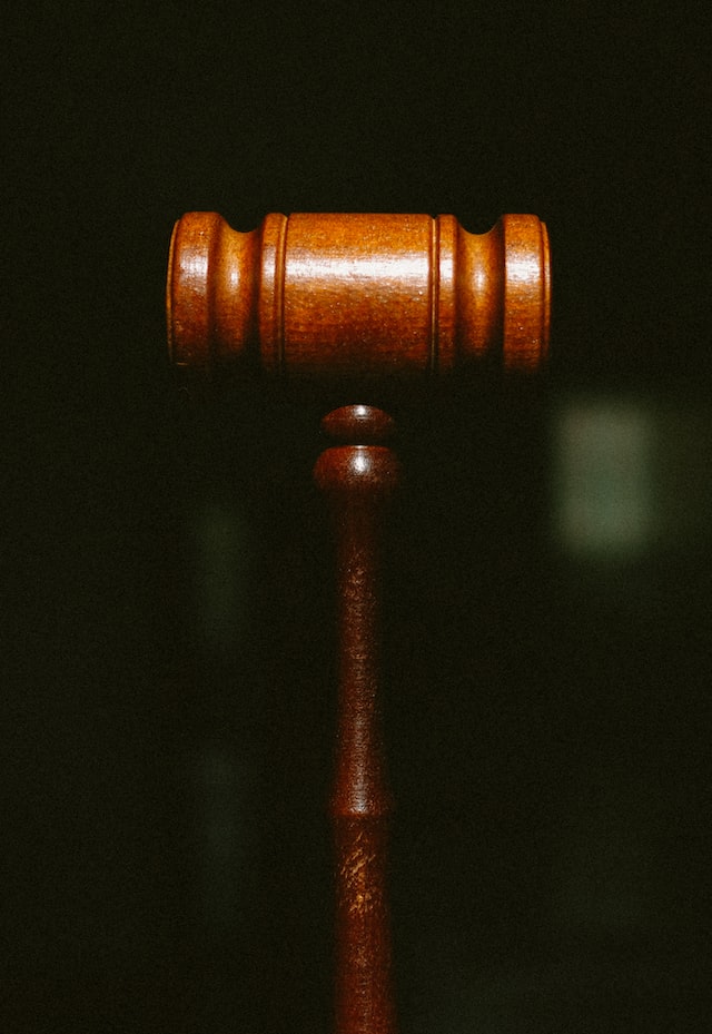 image représentant un marteau de justice et symbolisant la réglementation pour l'installation d'un chalet en bois habitable