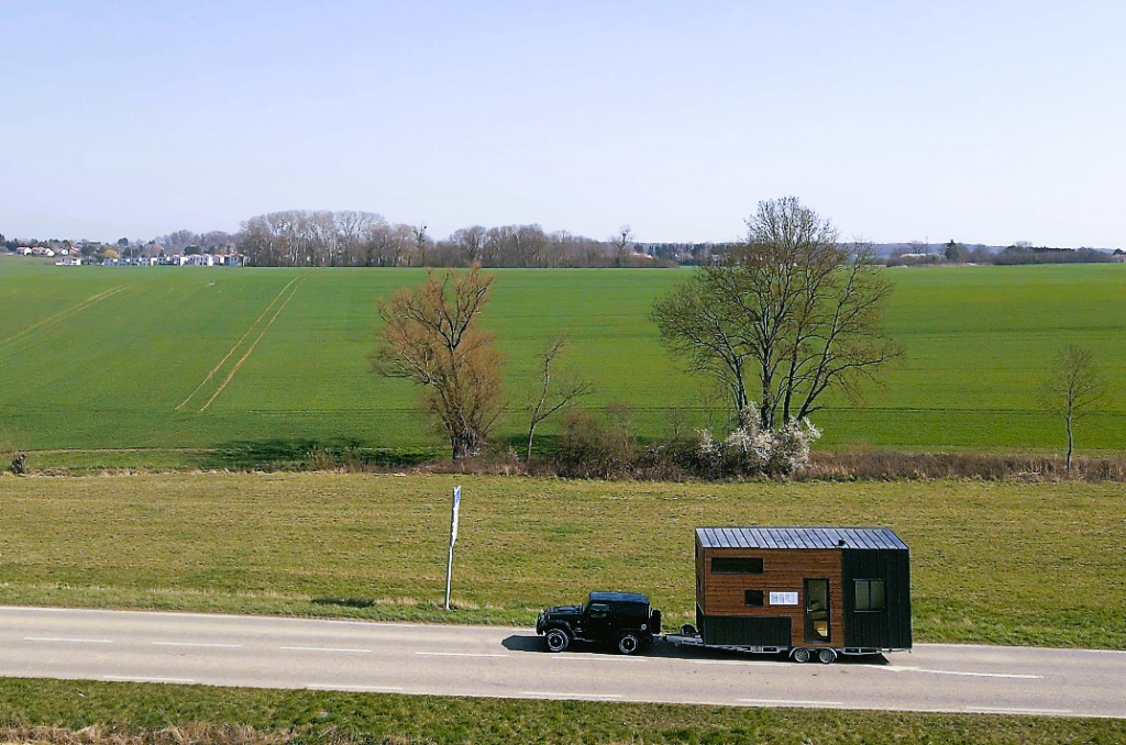 transport tiny house france avec véhicule type pick up, vue dans la campagne