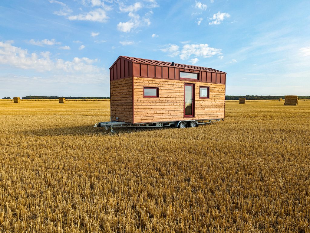 tiny house bardage rouge tuile dans les champs