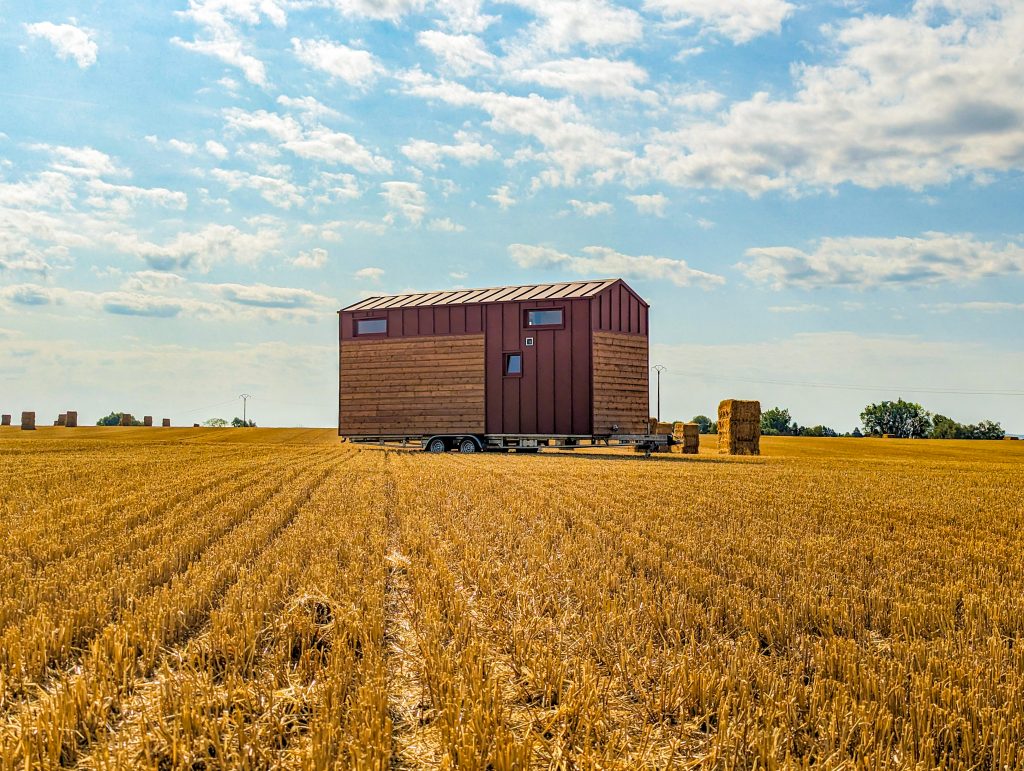 tiny house dans un champ de blé