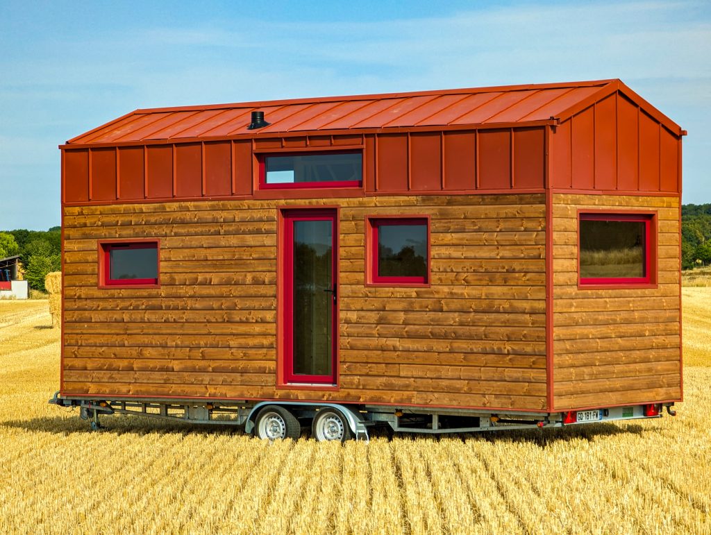 tiny house toit bipente dans un champ de blé