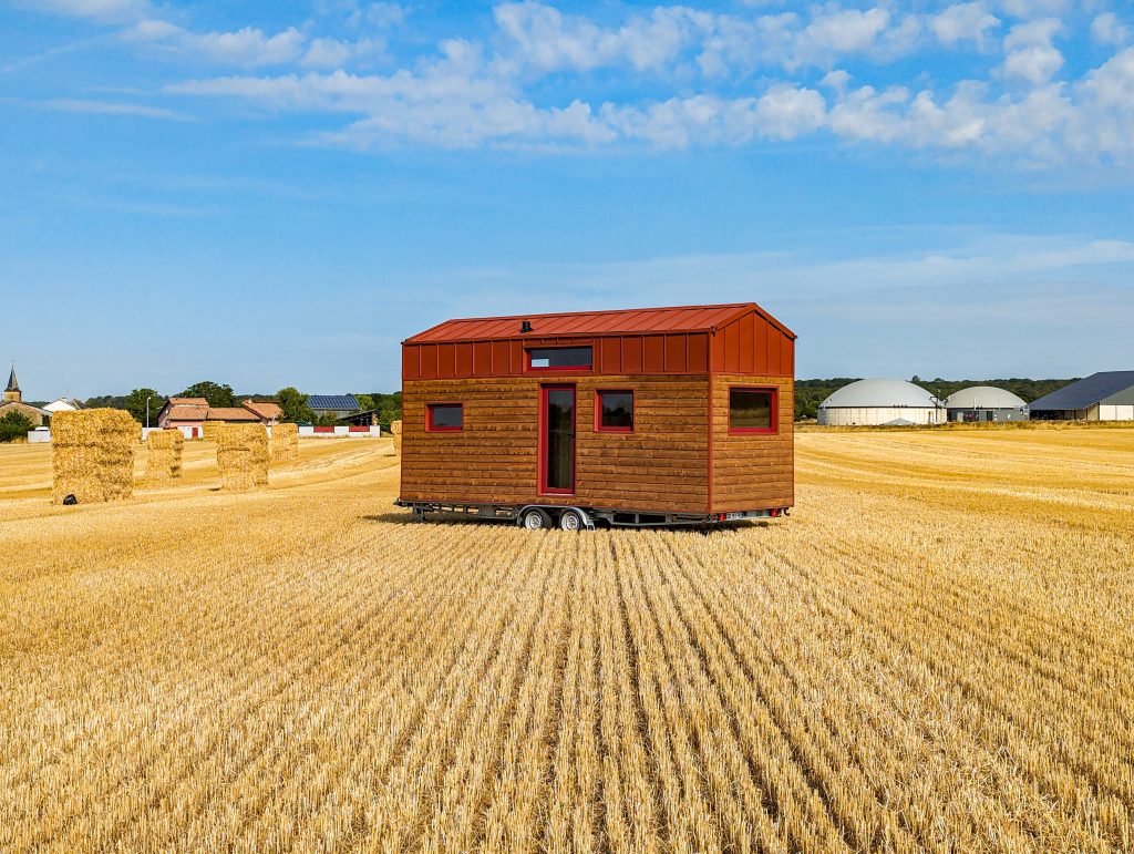 tiny house dans un paysage agricole