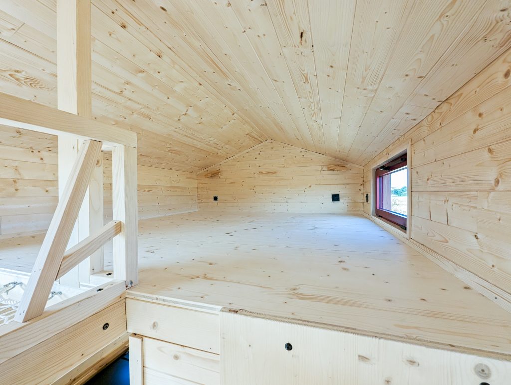 mezzanine de tiny house avec toit bipente