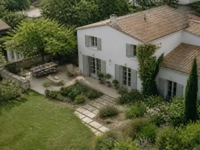Plan de masse d’une maison vu du dessus, avec limites de parcelle et cotes
