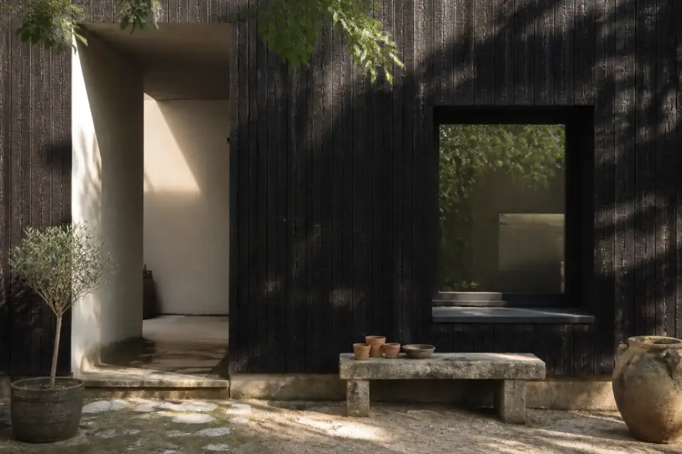 Planches de bois brûlé en bardage extérieur, surface noire veinée
