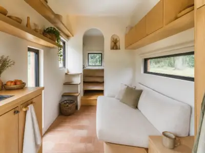 Intérieur compact d’une micromaison aménagée avec du mobilier simple et lumineux