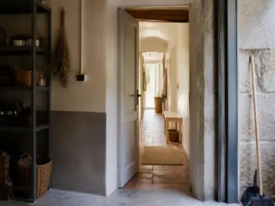 Porte de service entre un garage et un couloir de maison, vue de face, lumière naturelle