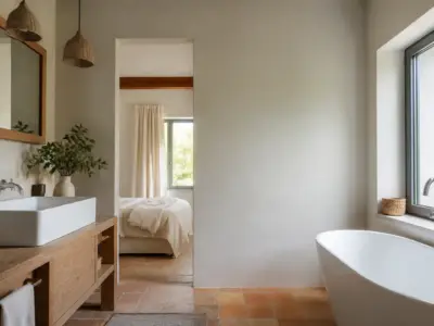 Salle de bain rénovée avec un mur recouvert d’un revêtement uni clair